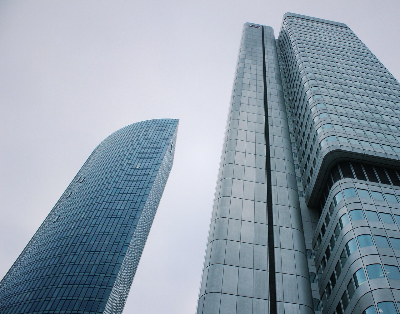 Skyscraper, corporate, modern buildings — Birthday Gifts - Memorable Gift Collections for Every Birthday Celebration